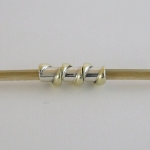 drie goud- en zilveren beads