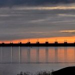 Ondergaande zon op de Oosterscheldekering