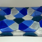 Rechthoekige glazen schaal met blauwe vijfhoeken