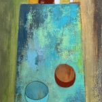 Smalle tafel met oranje fles.