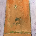 Oranje tafel met vaas.