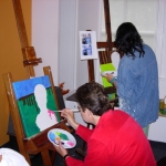 Karin en Sylvia intensief aan het schilderen.