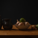stilleven met limoenen en uien