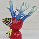 Wit blauwe hoorn kop rood met gele snavel