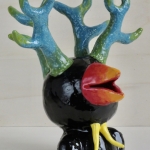 Zwarte kop met blauw groene horens