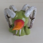 De groene kop met witte hoorns