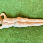 Zonnende naakte vrouw 