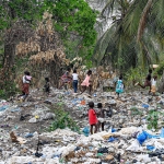 spelende kinderen in het afval