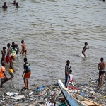  Zwemmen met een plastic afval op de voorgrond in plaats van zand.