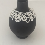 Vaasje met porseleinen kraag 2