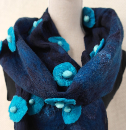 Sjaal van zijde en vilt, blauw met bloemen, nunofelt 22