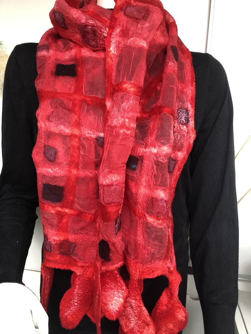 Rode sjaal van zijde en vilt 