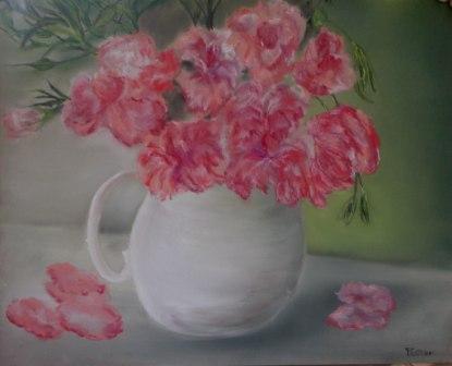 Rode bloemen in witte vaas