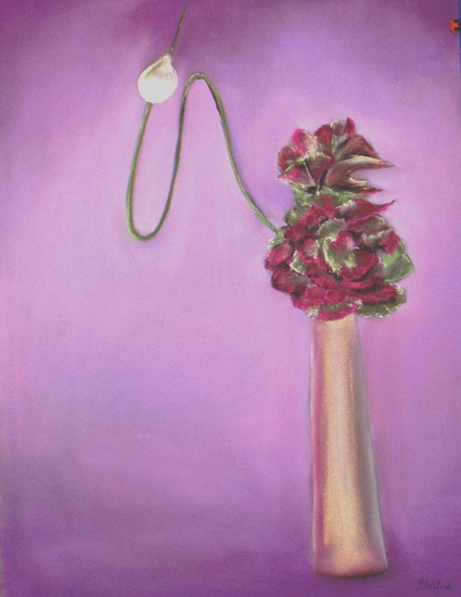 Goudem vaas met bloem en ui