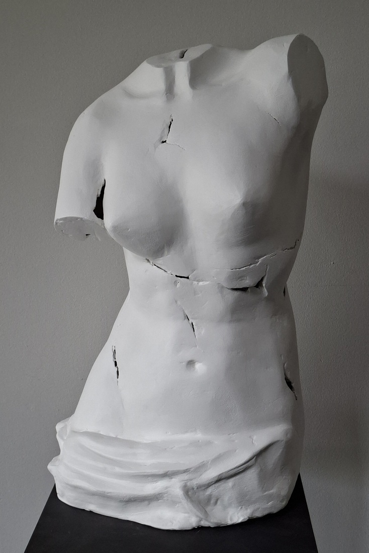 The Venus of the cracks