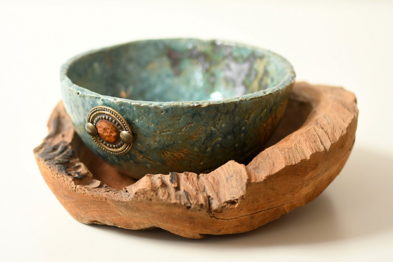 keramiek met hout en koper