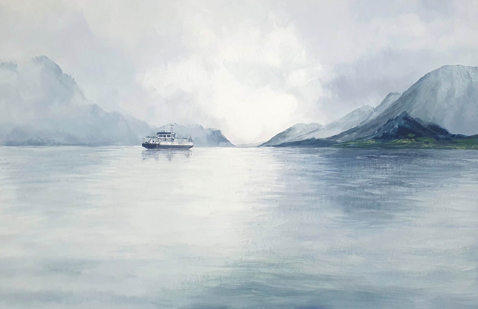 Veerboot in mistig landschap