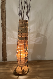 Door het samen vlechten van wilgen tenen uit het Velterslaantj, Abcoude.