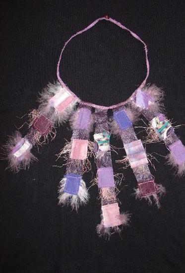 textiel ketting met veertjes