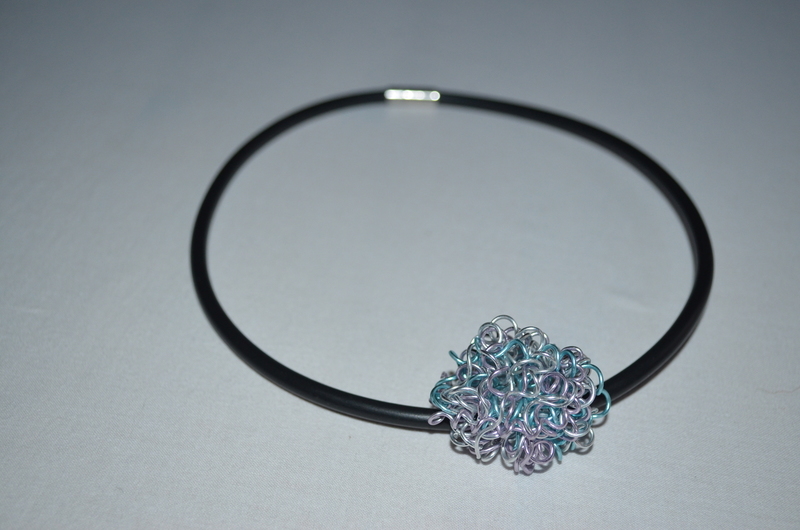 sky blue frissel ketting