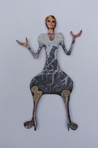 Platte poppen ( sculpturen) gemaakt met papier maché en bijgeschilderd collagemateriaal.