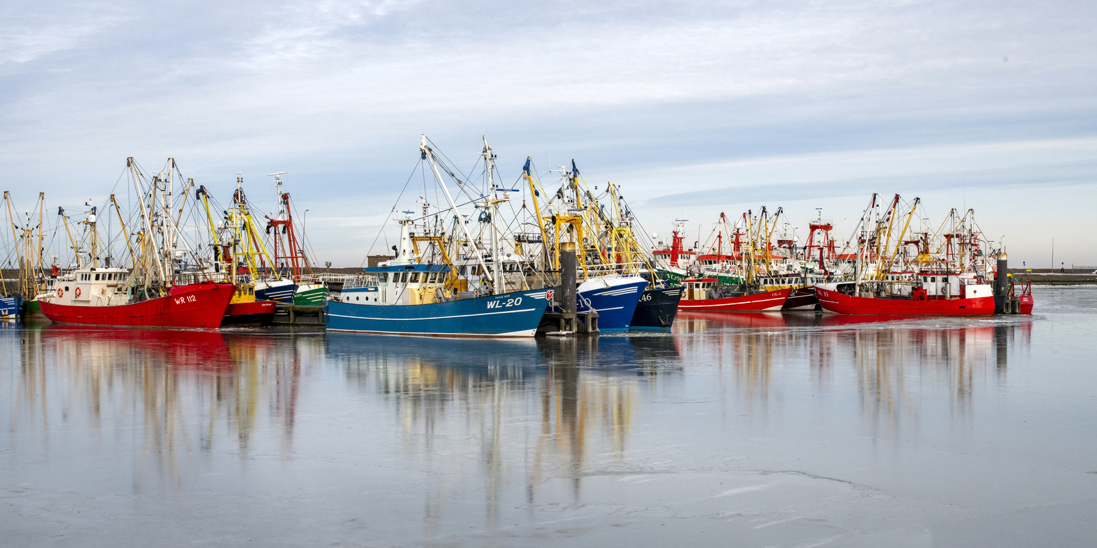 Kleurrijke schepen in de haven van Lauwersoog