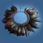 Colliers gemaakt van veen, zilver en edelstenen