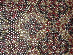 RVS gaas (uitgehaald) met spelden en glazen rocailles in het patroon en kleuren van een perzisch tapijt.