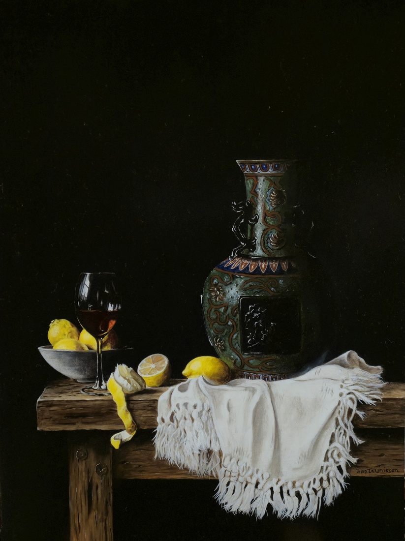 Stilleven met Cloisonne vaas en witte doek