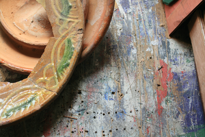 (Laat)Middeleeuwse scherven eenvoudigweg her-gebruiken in combinatie met andersoortig afval-/recuperatiemateriaal, zonder nog verder door te denken over van wat soort voorwerp die scherven oorspronkelijk deel uitmaakten, gewoonweg spelen met, gewoonweg hun eigen gang laten gaan