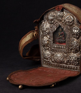 Eikoon, ikoon, afbeelding. Denkend aan reisikonen, reisaltaren zoals Ghau's, draagbare retabeltjes, en dergelijke. In doosjes, (sigaren)kistjes, schuifjes. Papier, karton, papier, bladlood, zink, ijzerdraad, potlood, oliepastel, muurverf. Altijd weer hetzelfde materiaal.