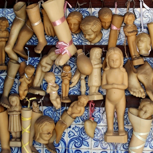 Gewoonweg altijd behoorlijk gefascineerd geweest door ex voto's, devotionele objecten, volksdevotie. En dies meer.