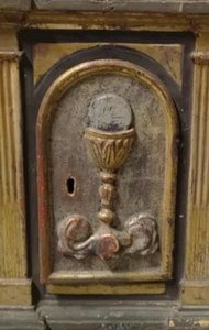 Iets met deurtjes, waarin je kostbaarheden kan opbergen. Wat dan ook. Devotionalia blijven fascineren, samen met het vormelijke van retabels, veelluiken, of dergelijke.