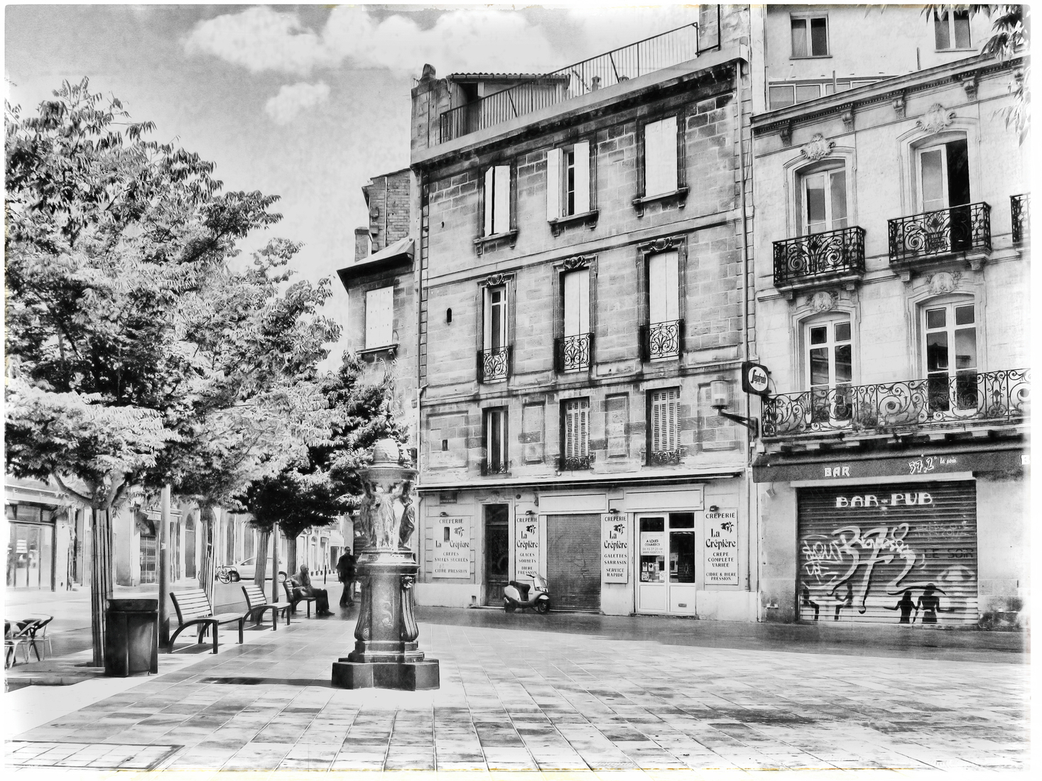 33 BORDEAUX, FRANCE. In Black and White!