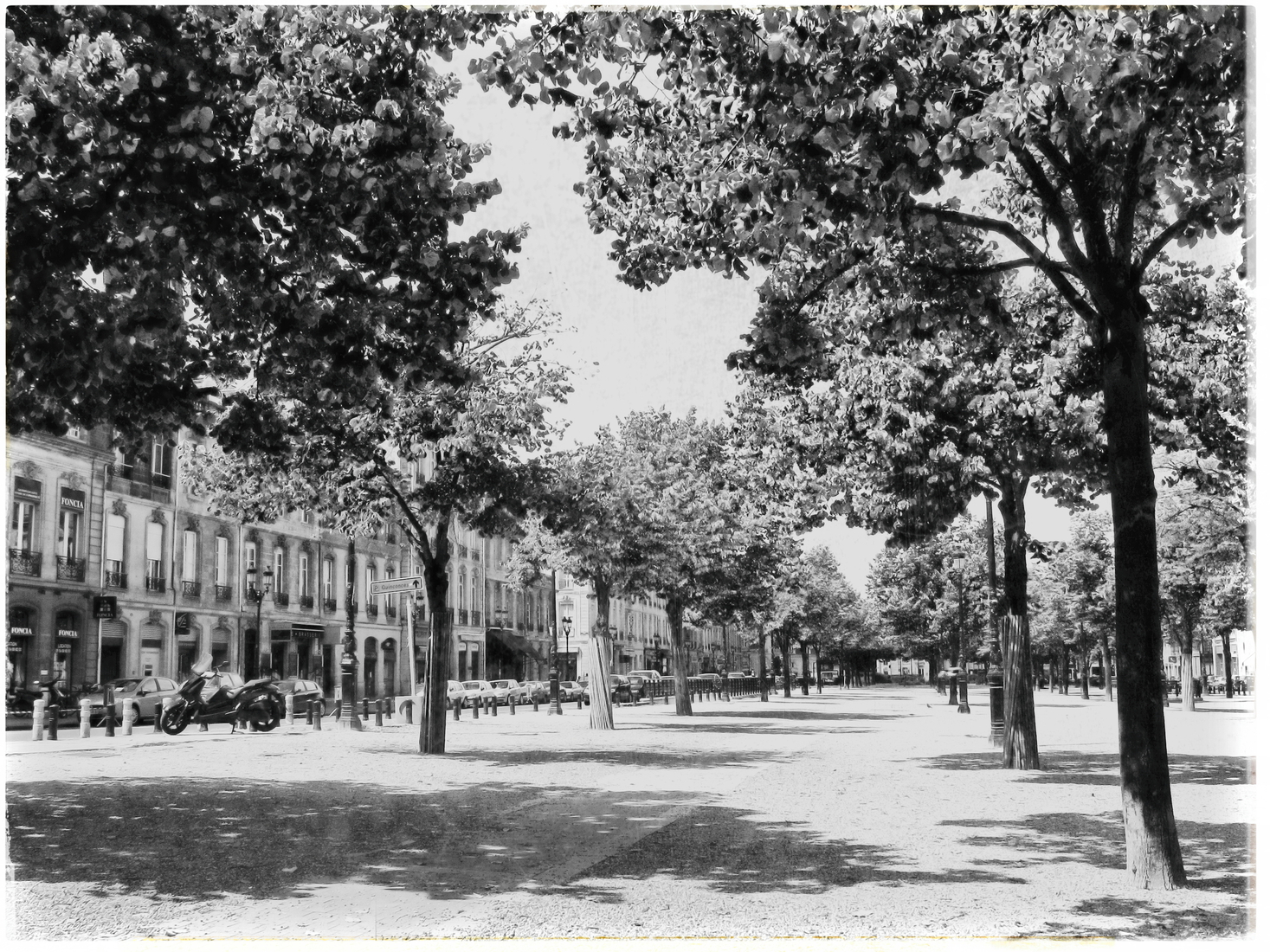 58 BORDEAUX, FRANCE. In Black and White