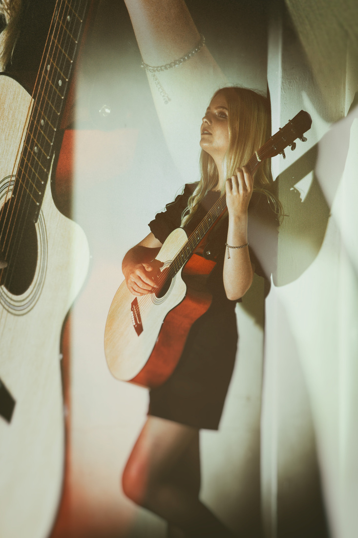 Girl, Guitar and Chess 03