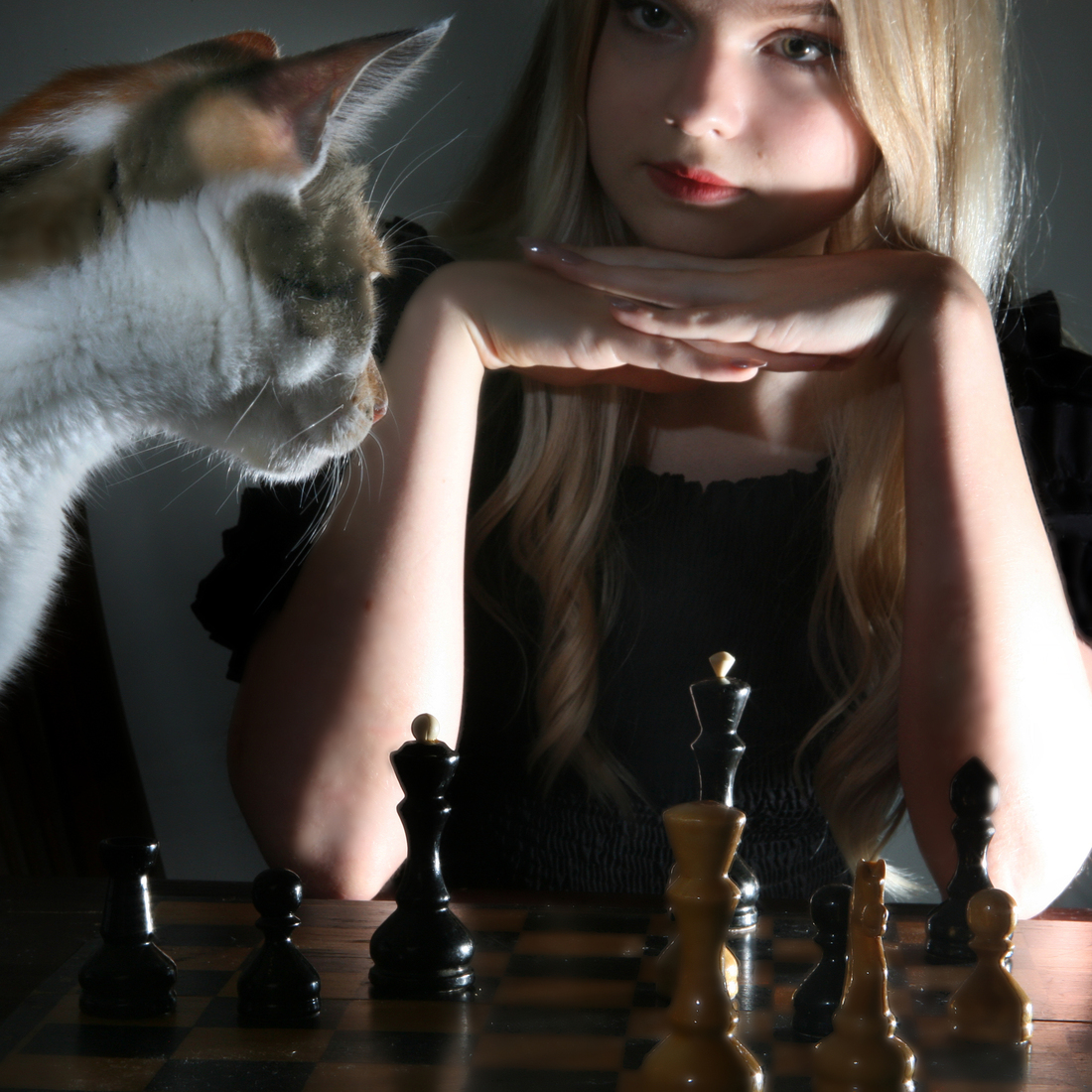 Girl, Guitar and Chess 08