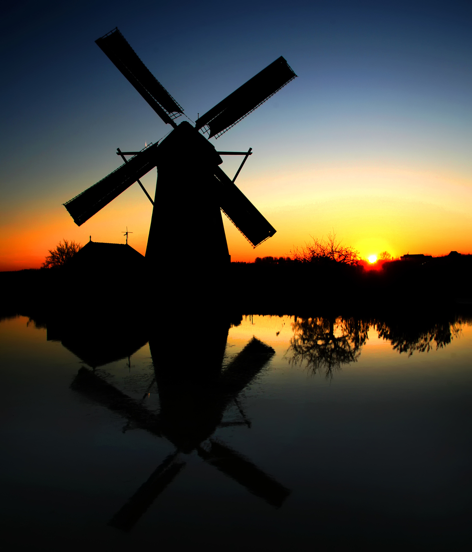 Kinderdijk. Color winter sunset