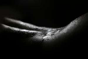 Het lichaam als een nat landschap op een warme en elegante wijze gefotografeerd.
Formaat 60 x 90. Werk opgeplakt op Dibond en aan voorzijde voorzien van plexiglas. Achterzijde voorzien van ophangsysteem. Gemaakt in 2017

