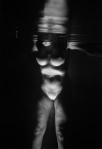 Fotografisch gezien creëren waterreflecties vaak een interessant spel van lijnen, licht en abstractie. De grens tussen boven en onder, werkelijkheid en spiegelbeeld, vervaagt daardoor.