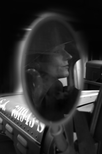 Duty Call is een sterke conceptuele fotoserie waarin Cor Heijnen laat zien dat hij  de belichting volledig beheerst. Het werk is succesvol omdat het de kijker uitdaagt: het is esthetisch mooi en strak afgewerkt (vaak gepresenteerd op Dibond achter Plexiglas), maar door de mix van drama en humor blijft het niet hangen in een simpel 'glamourplaatje'. Het is een boeiend commentaar op identiteit en rolpatronen, verpakt in een hoogwaardige, lichte stijl.