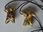 Broches en hangers in porcelein en steengoed