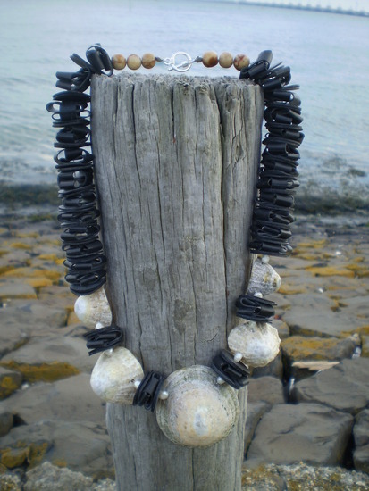 Rubber halsketting met schaalhoorntjes