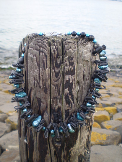 Rubber halsketting met turqoise kralen