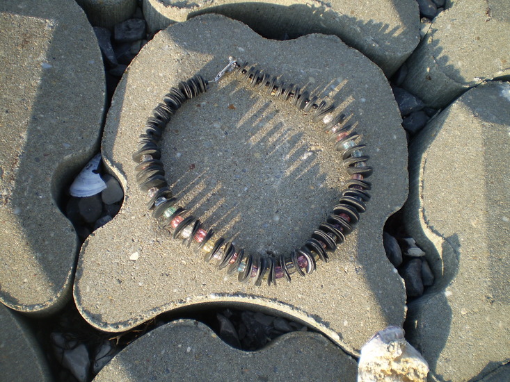 Rubber halsketting met transparante kralen