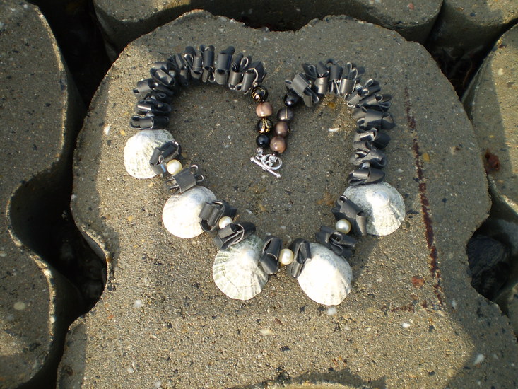 Rubber halsketting met schaalhoorntjes