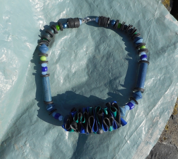 Rubber ketting met houten kralen