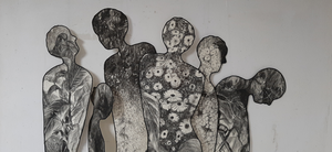 Je ziet  platte mensfiguren in de ruimte. De ene kant heeft een tekening in houtskool  van organische vormen en de andere kant is wit en wordt begrensd door elektriciteitsdraad (vastgenaaid) wat naar de grond wortelvormen heeft. Hangend in de ruimte ontstaat er een spanning tussen de vormen onderling.
De vraag in hoeverre de mens nog in relatie is met de natuur staat centraal
De tekeningen zijn geinspireerd op de vegetatie in een kas, waar een expo komt.