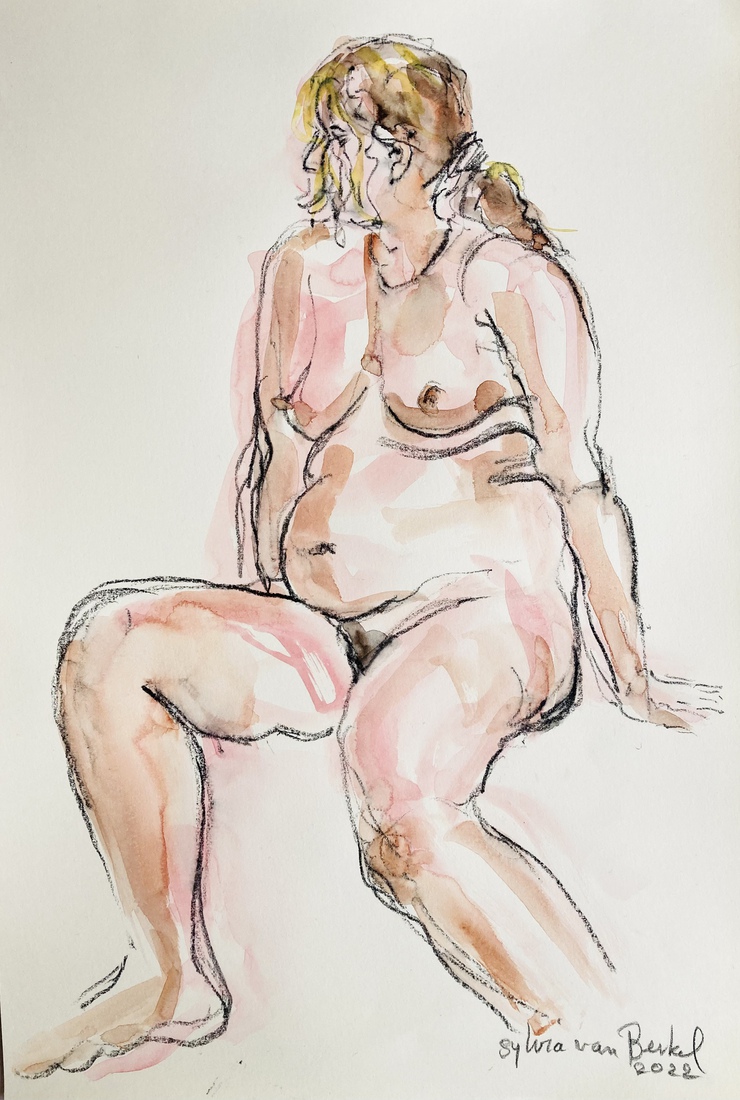 Zij zit en kijkt opzij