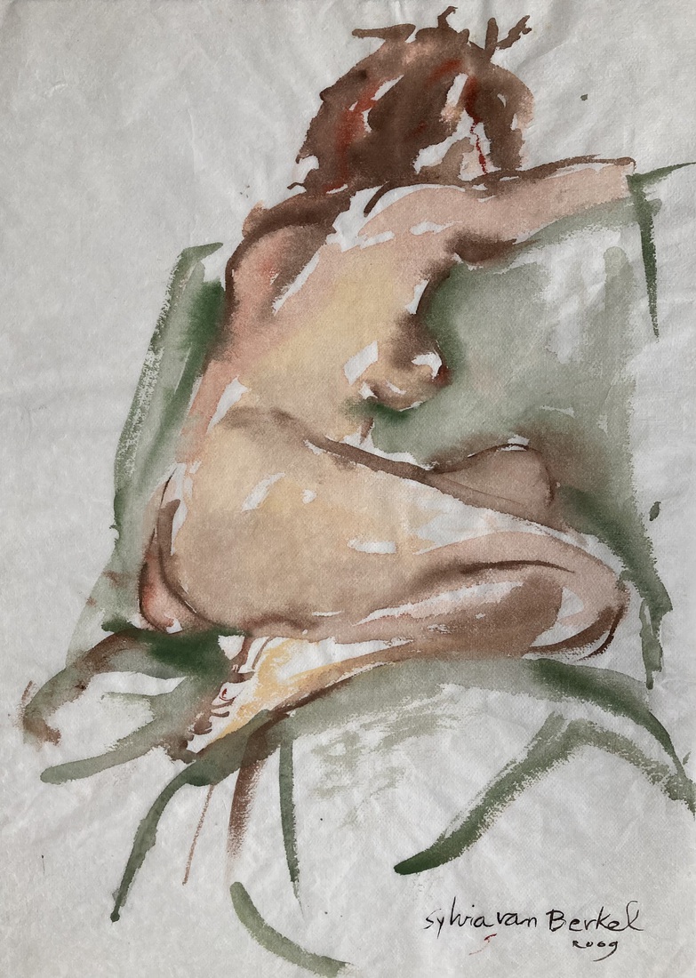 Naakte vrouw op haar linker zij